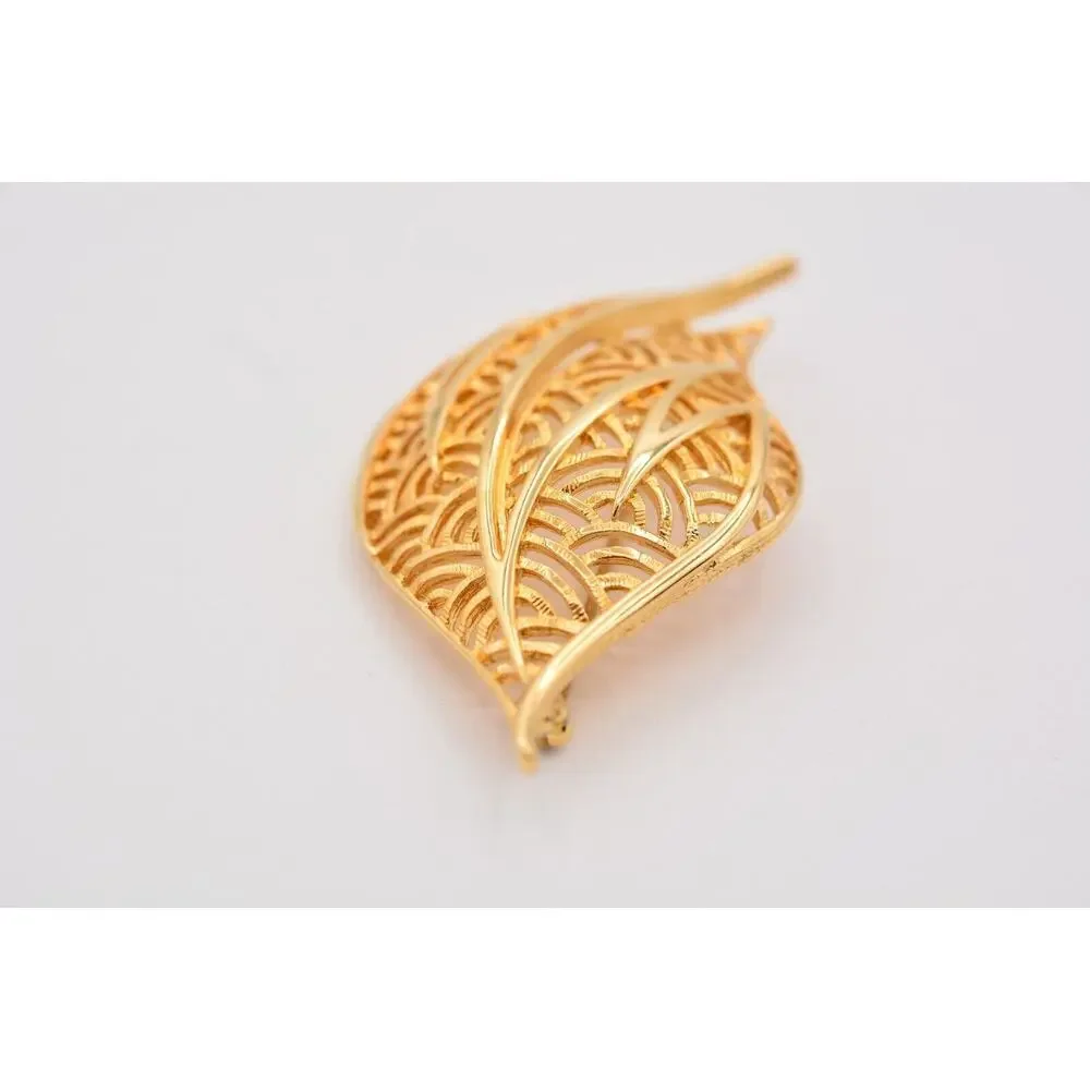 TAT Vintage Leaf Pin Brooch Gold Tone Filigree Shiny Chunky Signed 1980s BinF